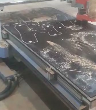 CNC-freesmachine snijdt Fietsplaat contouren