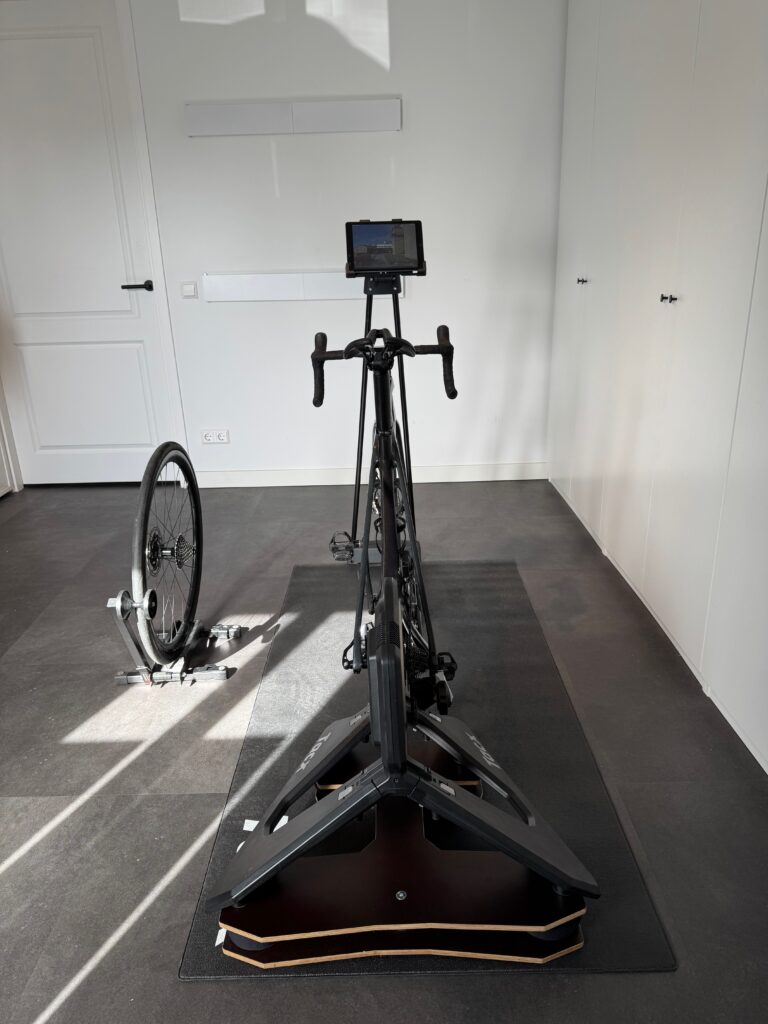 Fiets op indoortrainer gemonteerd op de fietsplaat
