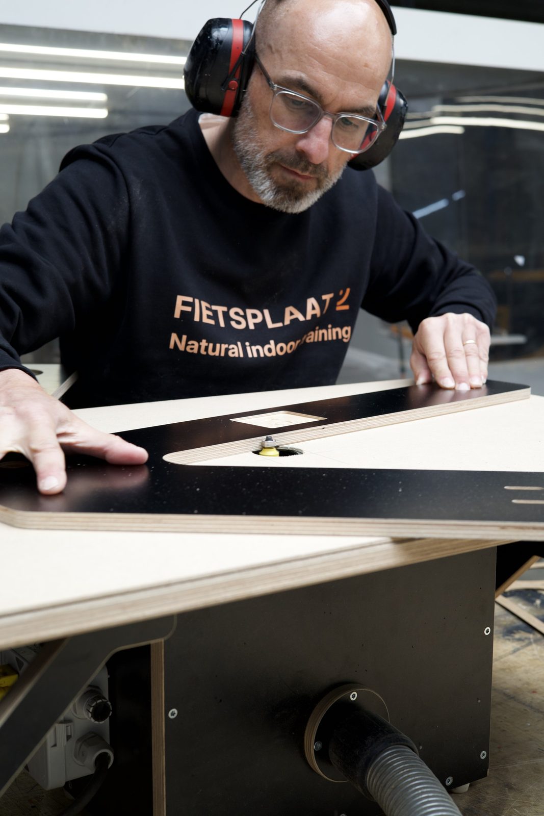 Vakman werkt aan een Fietsplaat rocker plate in de werkplaats