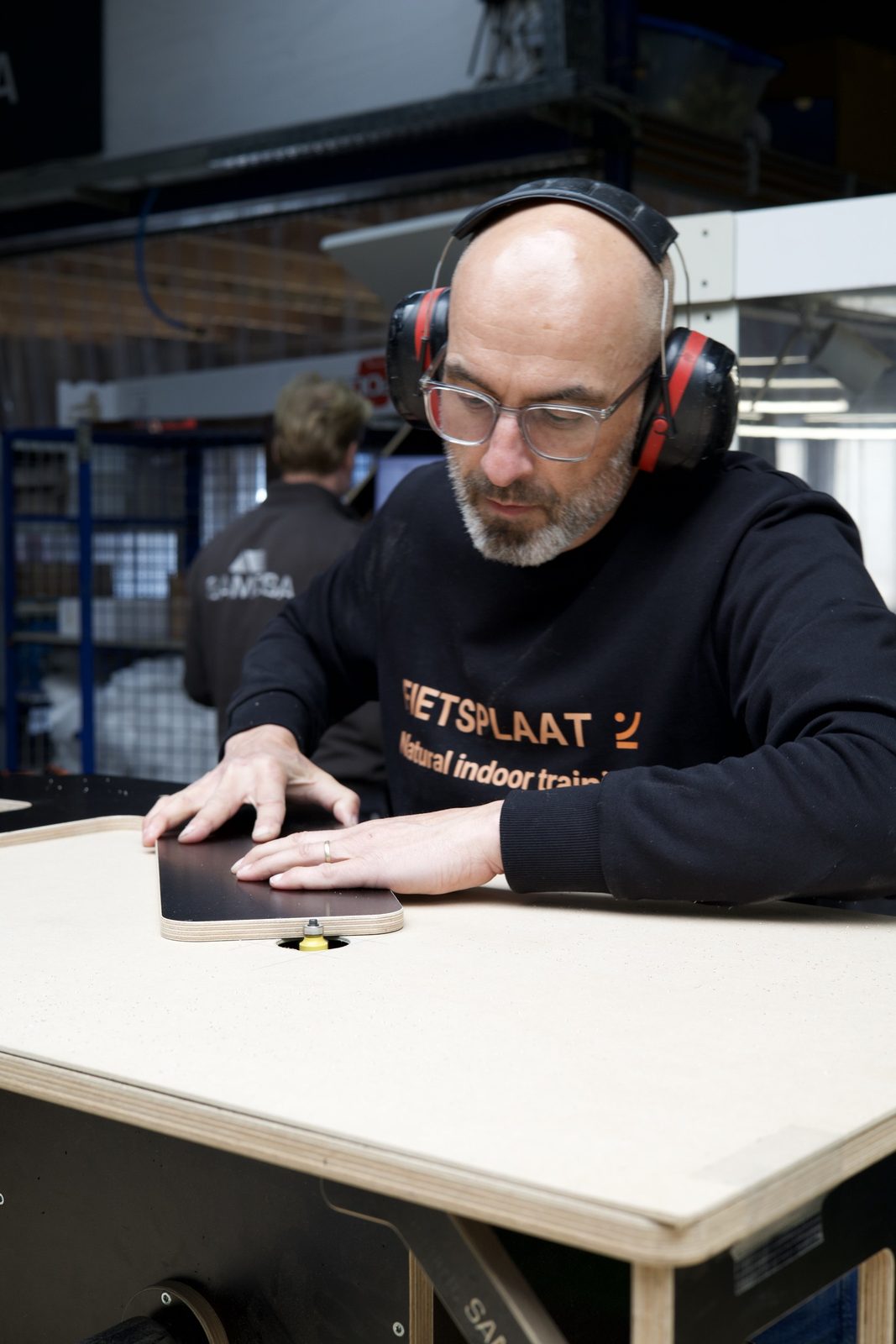 Vakman controleert de afwerking van een plaat