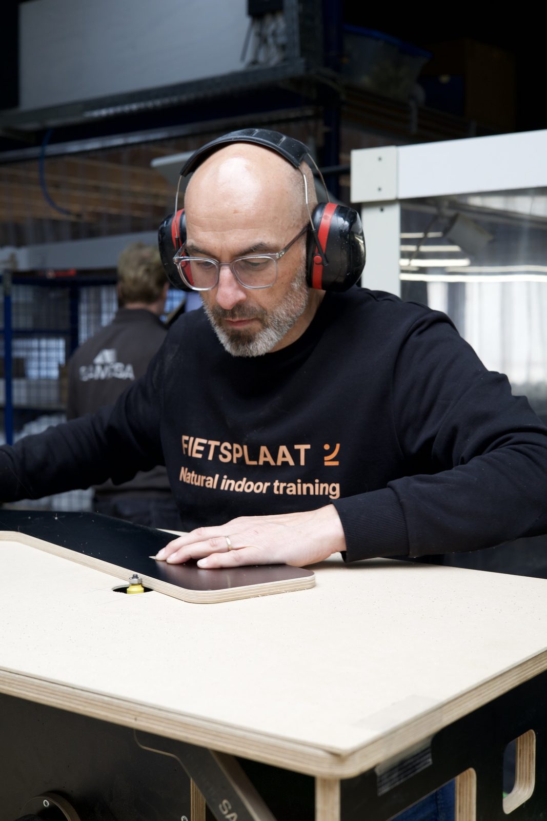 Plaat wordt met de hand gecontroleerd