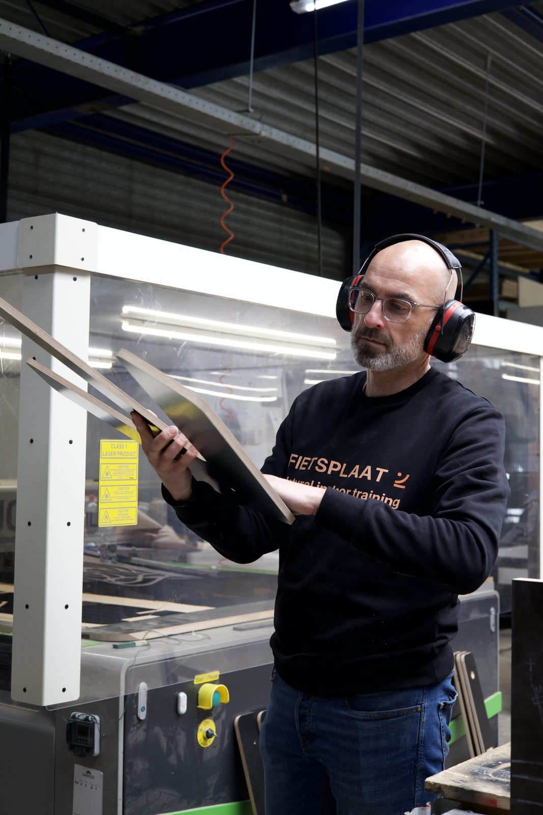 Plaat wordt bewerkt in de werkplaats