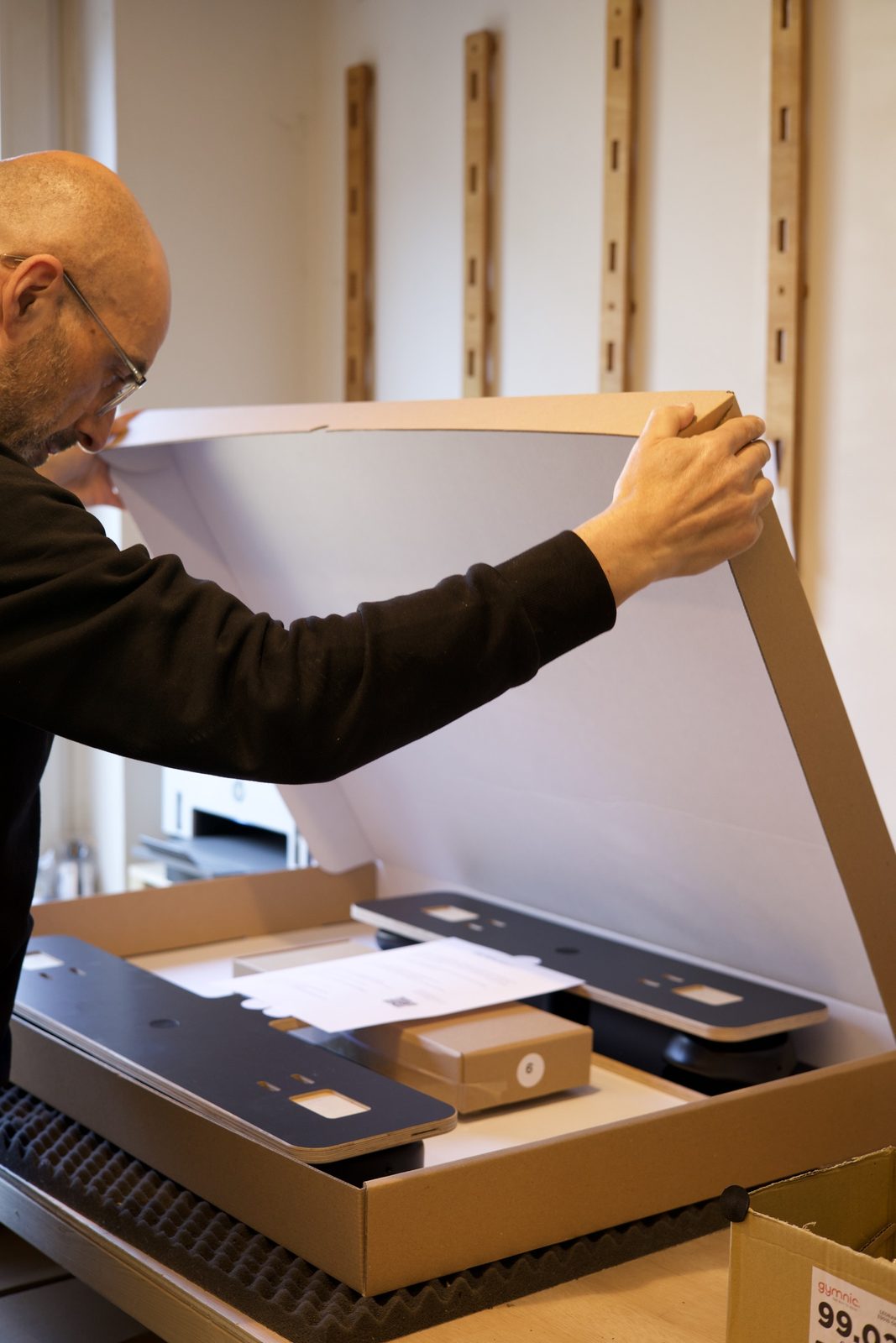 Afgewerkte plaat wordt klaargemaakt voor verzending