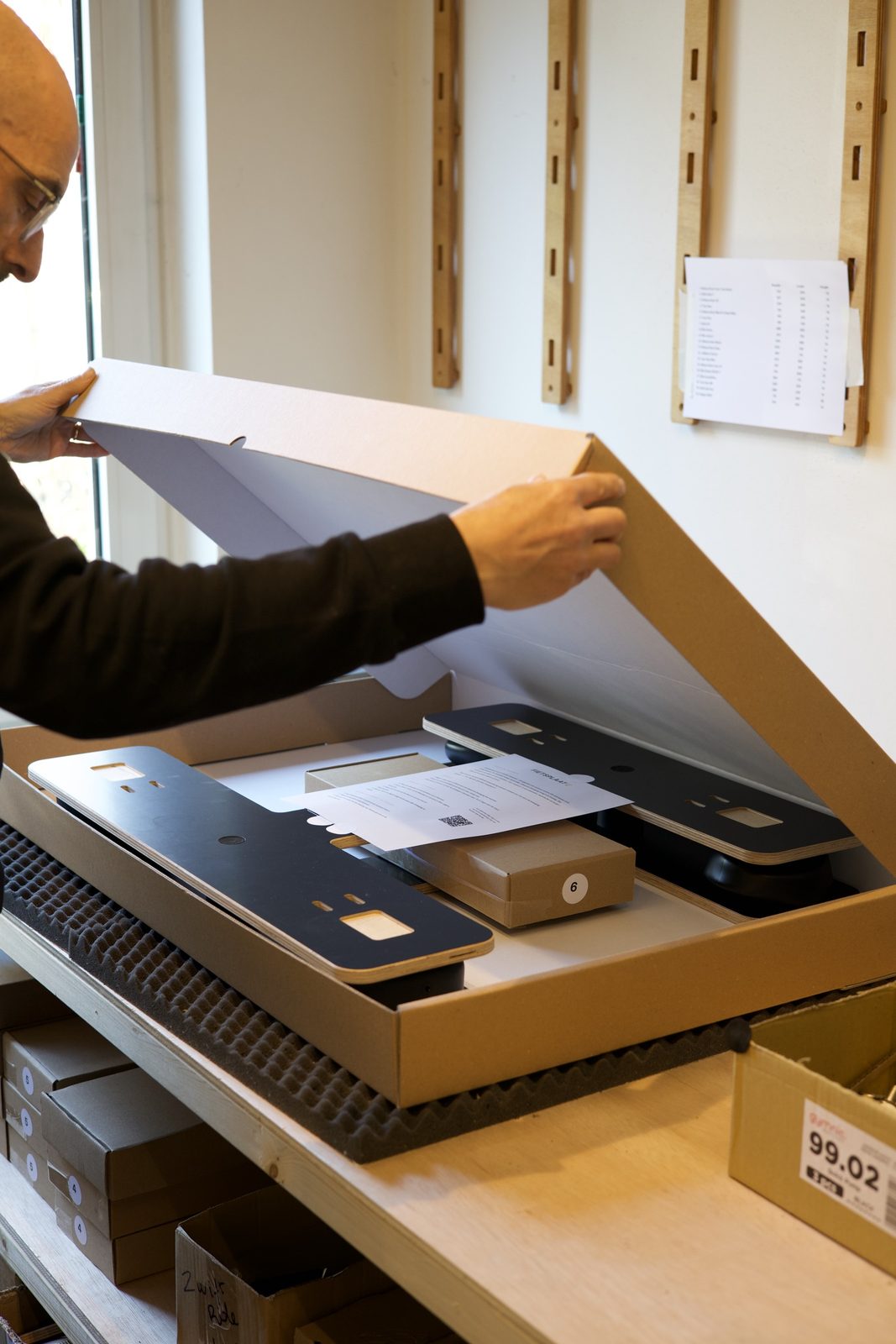 Maatwerkdoos wordt ingepakt